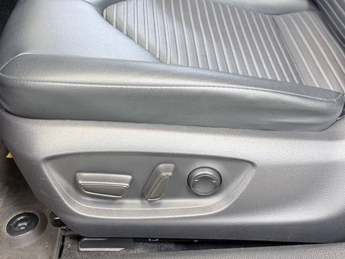 Used 2018 Toyota Camry SE w/ Moonroof Package FWD image 12