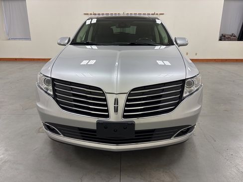 Used 2019 Lincoln MKT AWD image 3