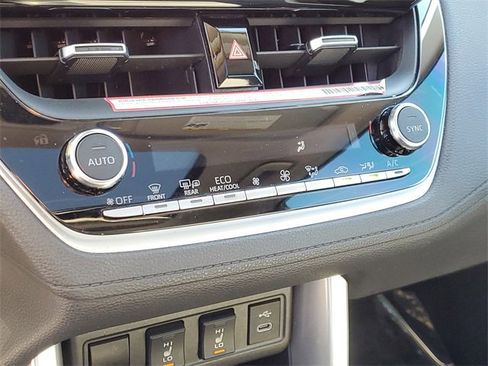 Used 2023 Toyota Corolla Cross XLE image 29