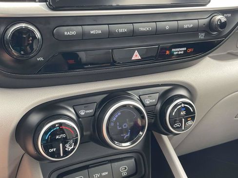 Certified 2025 Hyundai Venue SEL FWD image 18