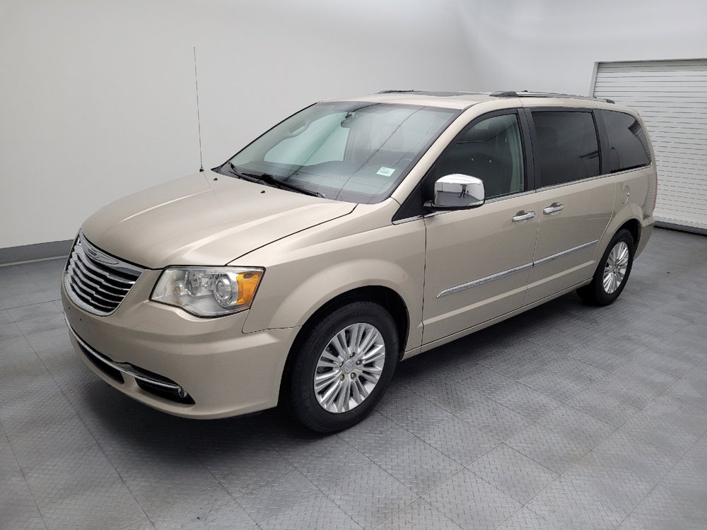 Used 2014 Chrysler Town & Country Limited w/ Luxury Group FWD image 2