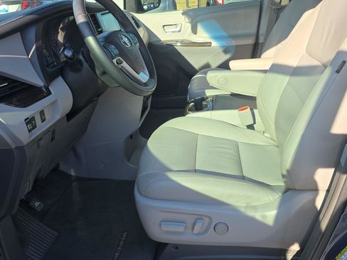 Used 2015 Toyota Sienna XLE image 19