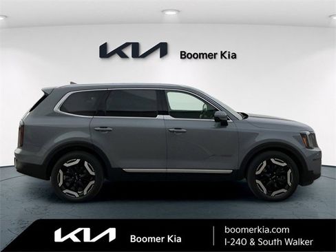 Used 2024 Kia Telluride EX w/ EX Captain's Chair Package image 4
