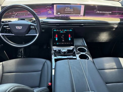Used 2025 Cadillac Escalade ESV Luxury AWD/4WD image 14