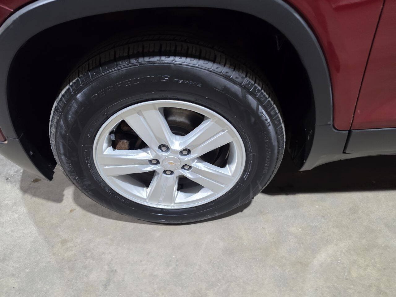 Used 2021 Chevrolet Trax LT w/ LT Convenience Package AWD/4WD image 26
