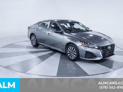 Used 2025 Nissan Altima 2.5 SV FWD image 14
