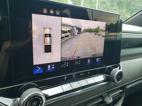 Used 2024 Chevrolet Colorado Trail Boss w/ Technology Package AWD/4WD image 32