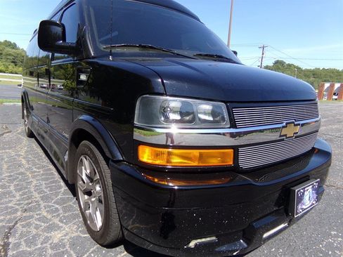 Used 2022 Chevrolet Express 2500 Extended RWD image 4