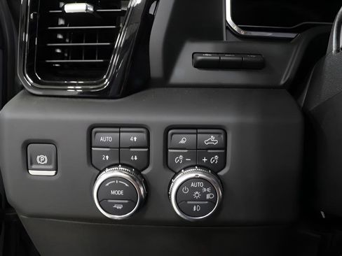 Used 2025 GMC Sierra 2500 AT4 w/ Technology Package AWD/4WD image 19