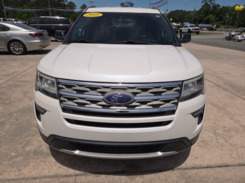 Used 2018 Ford Explorer XLT FWD image 3
