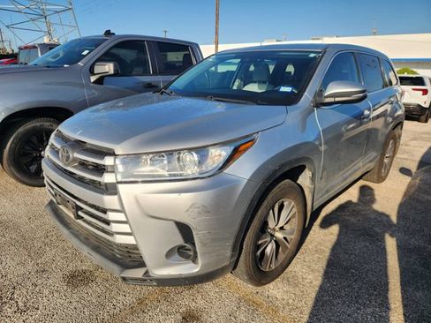 Used 2018 Toyota Highlander LE FWD image 3