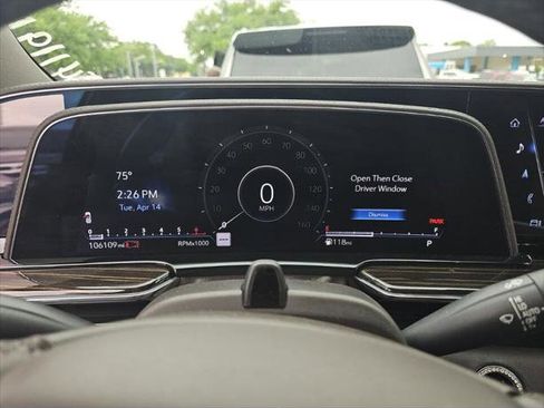 Used 2022 Cadillac Escalade Premium Luxury image 16