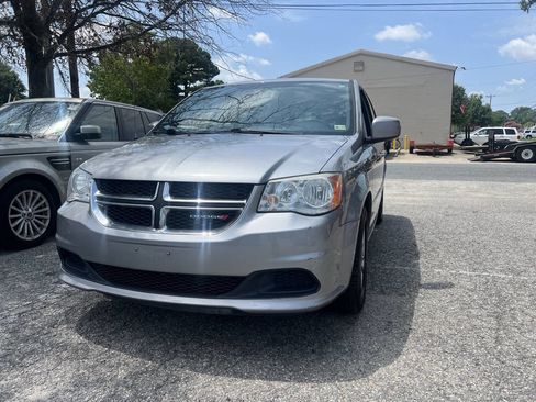 Used 2015 Dodge Grand Caravan SE image 3