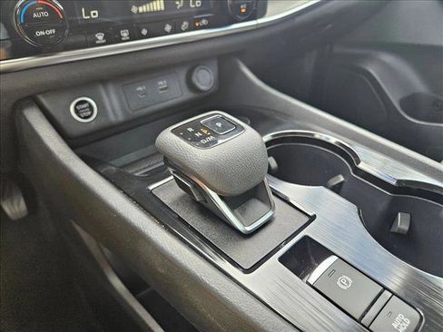 Used 2023 Nissan Rogue SV image 11