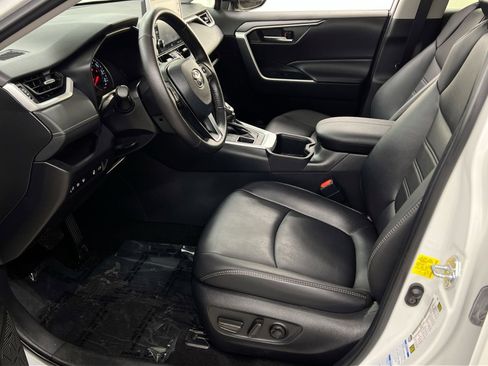 Used 2022 Toyota RAV4 XLE Premium image 2