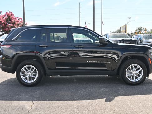 Used 2025 Jeep Grand Cherokee Laredo X w/ Luxury Tech Group I RWD image 11