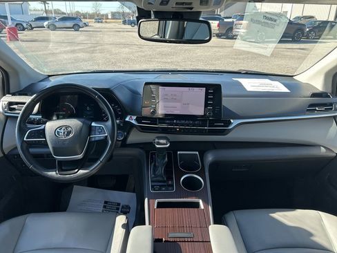 Used 2021 Toyota Sienna XLE image 31