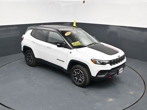 Used 2025 Jeep Compass Trailhawk AWD/4WD image 39