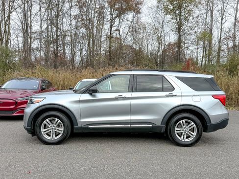 Certified 2022 Ford Explorer XLT w/ Equipment Group 202A image 8