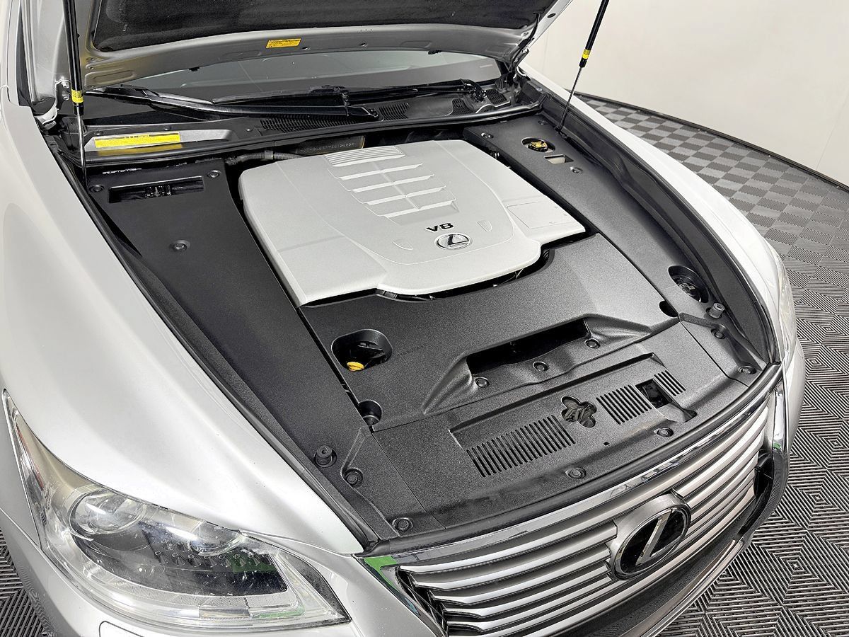 Used 2014 Lexus LS 460 w/ Comfort Package RWD image 22