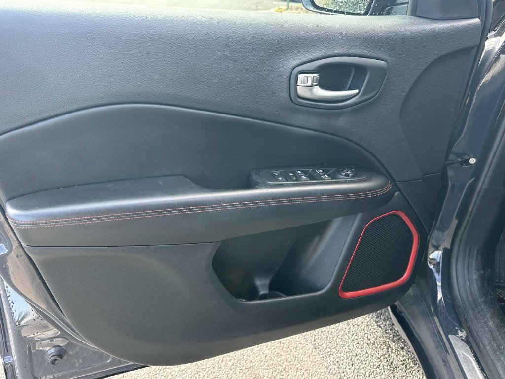 Used 2018 Jeep Compass Trailhawk w/ Leather Interior Group AWD/4WD image 17