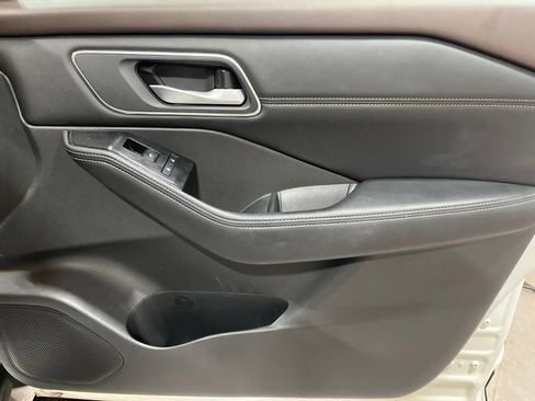 Used 2021 Nissan Rogue SV w/ Premium Package FWD image 17
