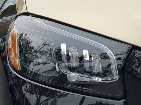 Used 2024 Mercedes-Benz Maybach GLS 600 4MATIC image 7
