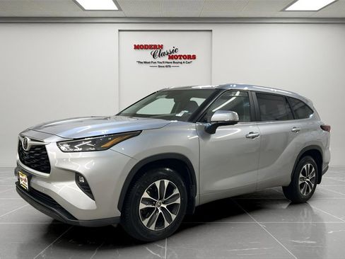 Used 2024 Toyota Highlander XLE image 3