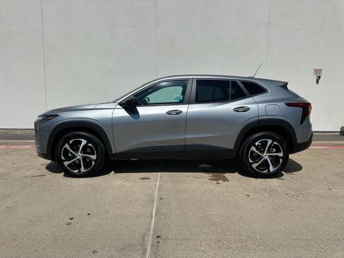 Used 2024 Chevrolet Trax RS w/ Sunroof Package FWD image 5