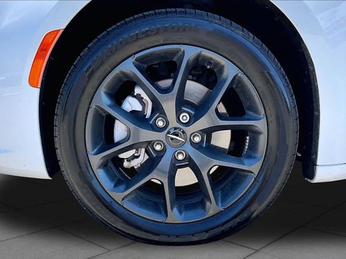 Used 2021 Chrysler Pacifica Limited AWD/4WD image 10