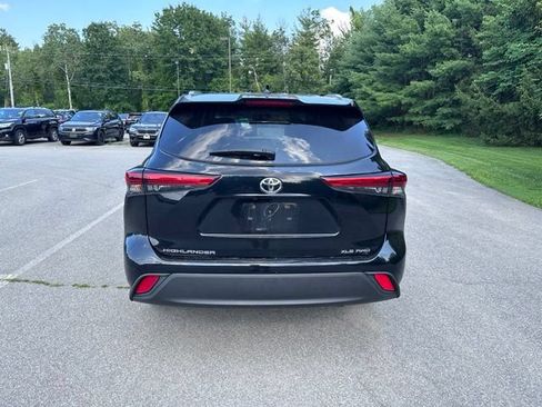 Used 2022 Toyota Highlander XLE AWD/4WD image 4