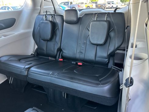 Used 2023 Chrysler Pacifica Touring-L FWD image 16