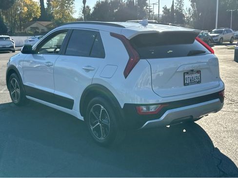 Certified 2025 Kia Niro EX image 4
