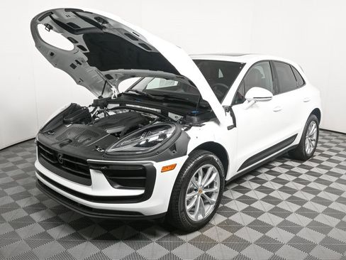 Certified 2025 Porsche Macan image 33