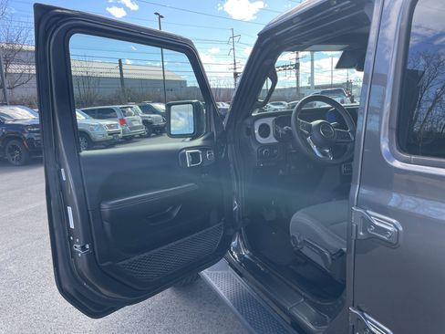 Certified 2025 Jeep Wrangler Sahara image 30