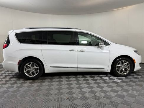Used 2019 Chrysler Pacifica Limited w/ Advanced Safetytec Group FWD image 9
