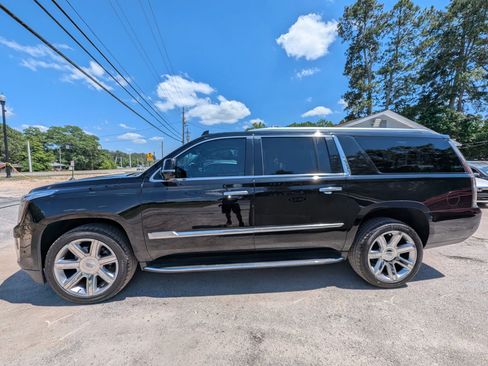 Used 2018 Cadillac Escalade ESV Luxury RWD image 3