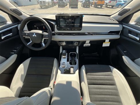 New 2026 Mitsubishi Outlander SE image 16