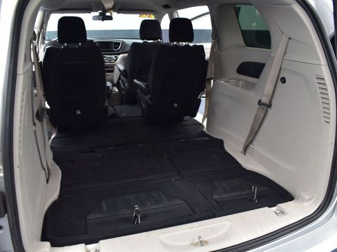Used 2022 Chrysler Voyager LX FWD image 21