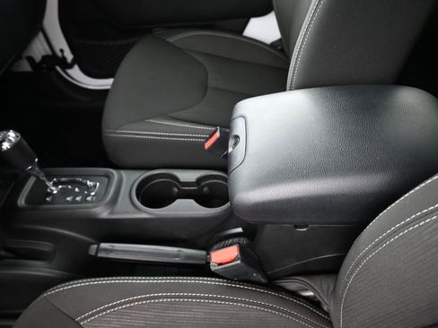 Used 2017 Jeep Wrangler Sahara w/ Connectivity Group image 32