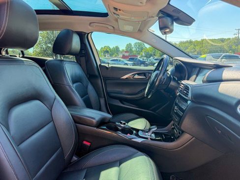 Used 2018 INFINITI QX30 Premium w/ Navigation Package AWD/4WD image 17