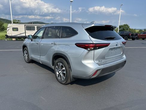 Used 2021 Toyota Highlander XLE w/ Protection Package #3 (TMS) AWD/4WD image 5