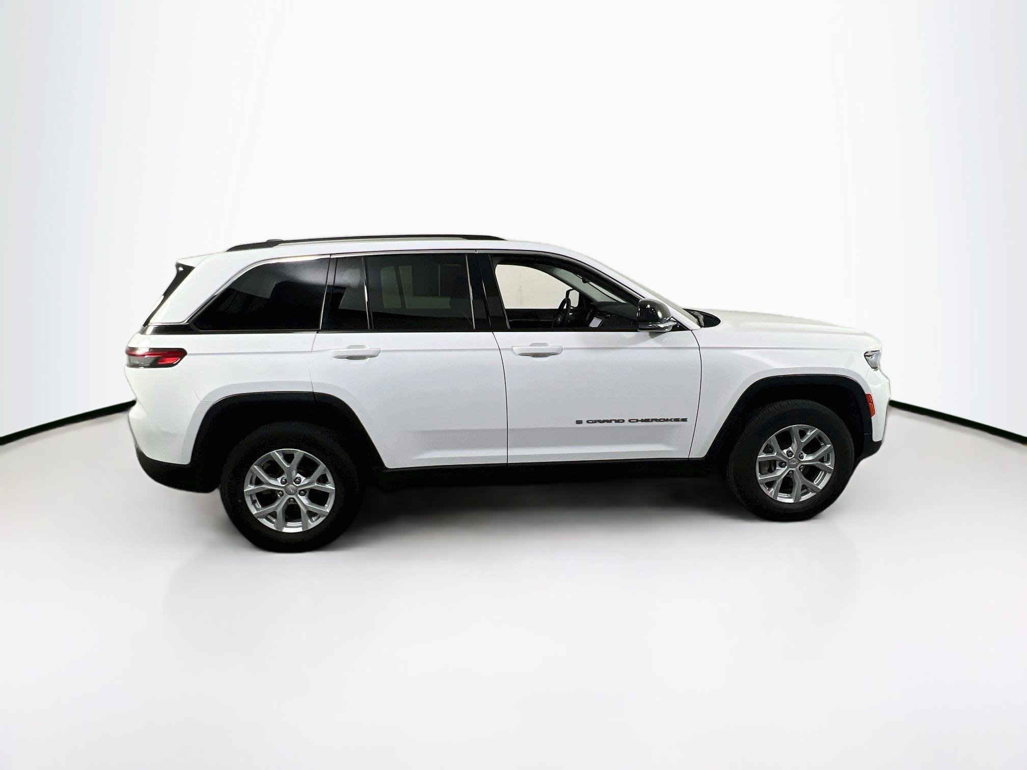 Used 2023 Jeep Grand Cherokee Limited AWD/4WD image 4