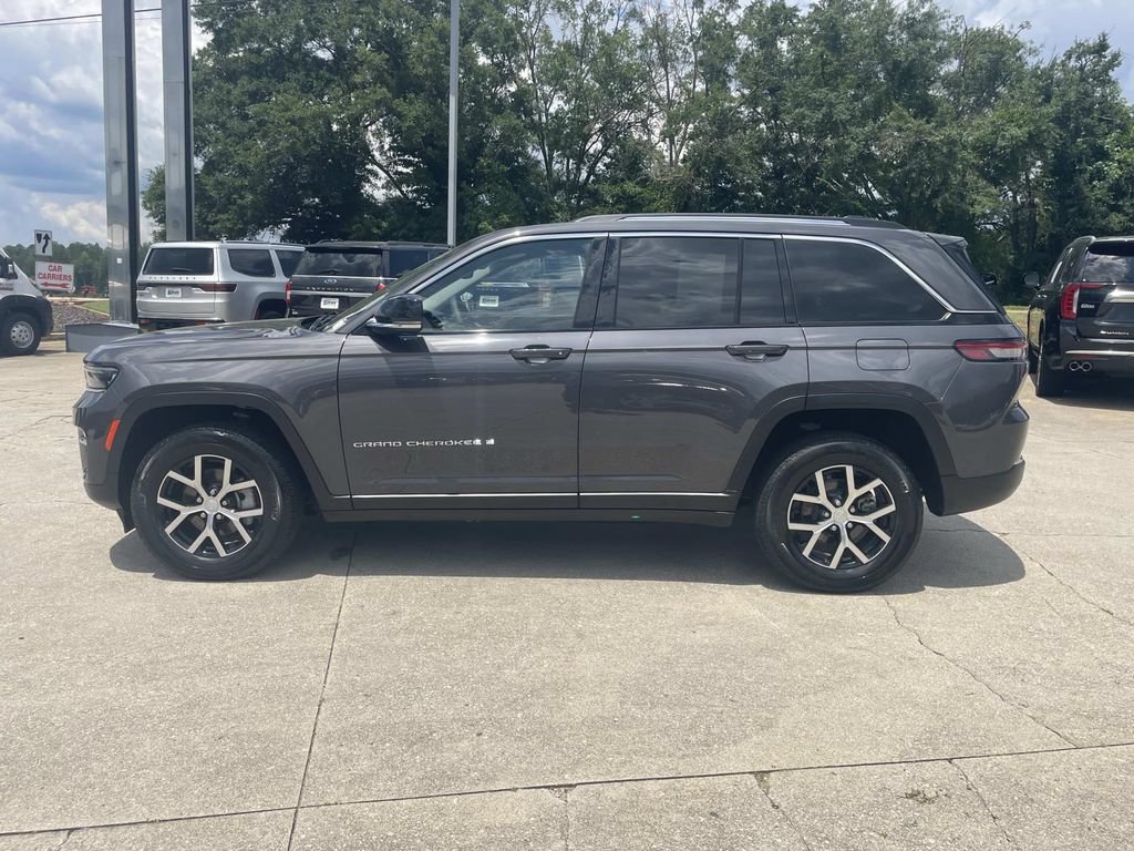 Used 2023 Jeep Grand Cherokee Limited RWD image 2