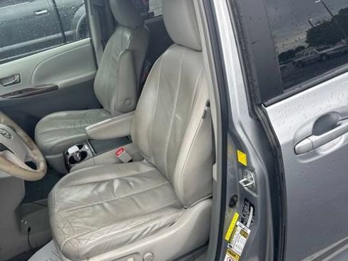 Used 2011 Toyota Sienna XLE FWD image 9