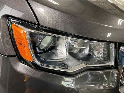 Used 2021 Jeep Grand Cherokee Laredo AWD/4WD image 27