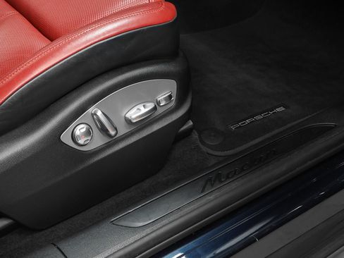 Certified 2019 Porsche Macan AWD/4WD image 18