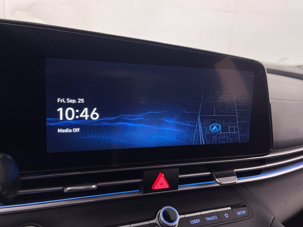 Certified 2025 Hyundai Elantra Limited FWD image 23