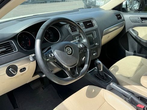 Used 2017 Volkswagen Jetta SE FWD image 2