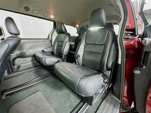 Used 2016 Toyota Sienna L image 26